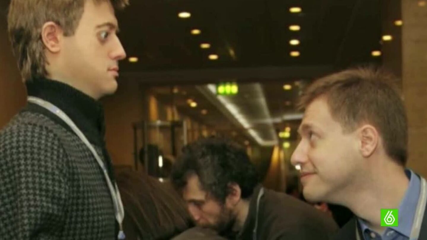 Dmitri Itskov con su copia neohumana