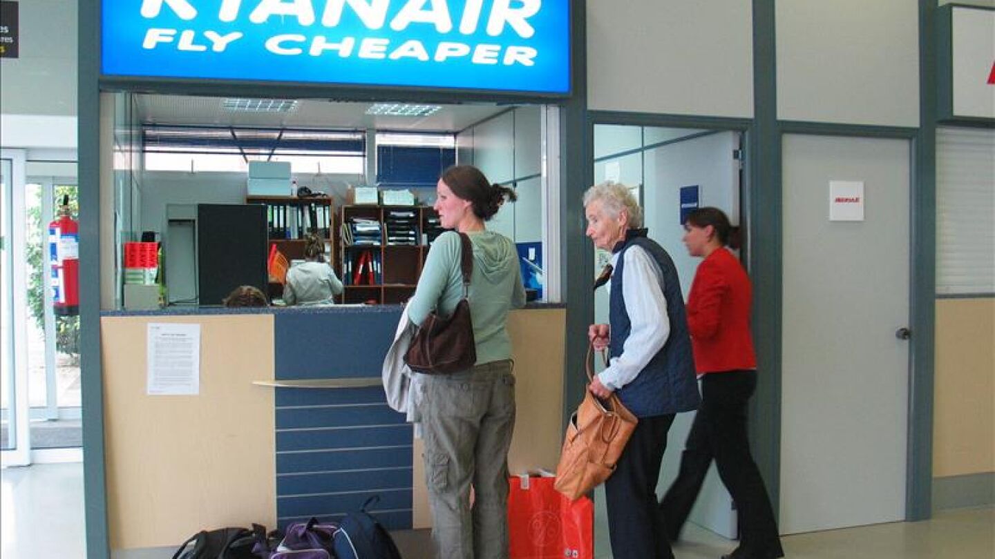 Usuarios de Ryanair en un punto de informaci&oacute;n de la compa&ntilde;&iacute;a