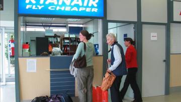 Usuarios de Ryanair en un punto de información de la compañía