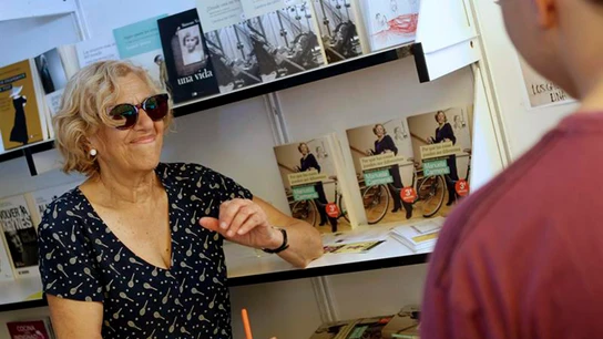 La número uno de Ahora Madrid, Manuela Carmena, ha firmado esta mañana en la Feria del Libro numerosos ejemplares de 'Por qué las cosas pueden ser diferentes. La número uno de Ahora Madrid, Manuela Carmena, ha firmado esta mañana en la Feria del Libro numerosos ejemplares de 'Por qué las cosas pueden ser diferentes.