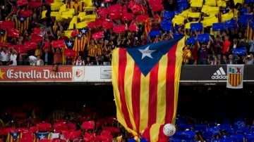 Pitada al himno en el Camp Nou