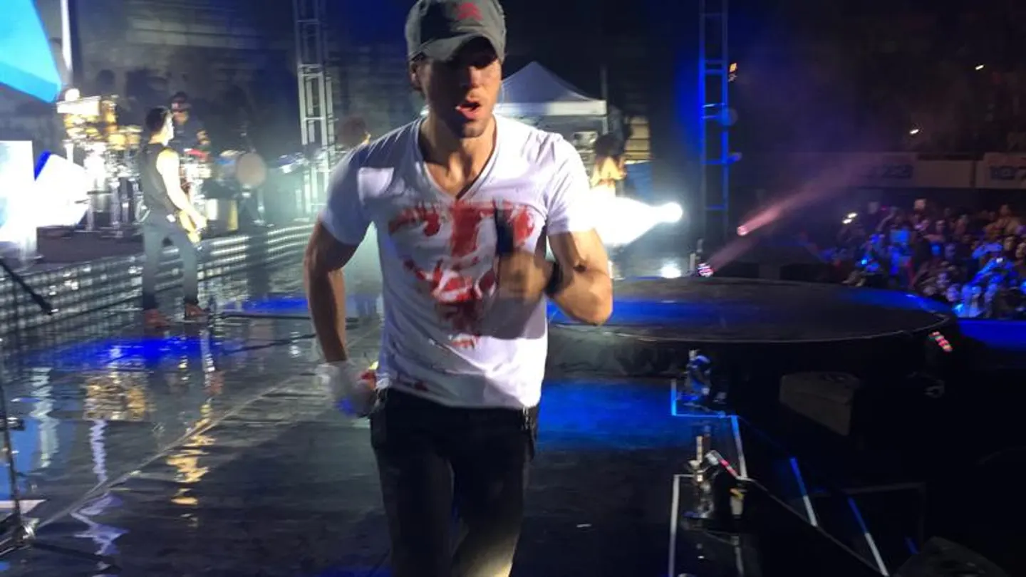 Enrique Iglesias, herido por un dron durante un concierto en México Enrique Iglesias, herido por un dron durante un concierto en México