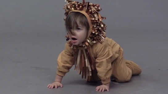 Niña disfrazada de león en un cásting Niña disfrazada de león en un cásting