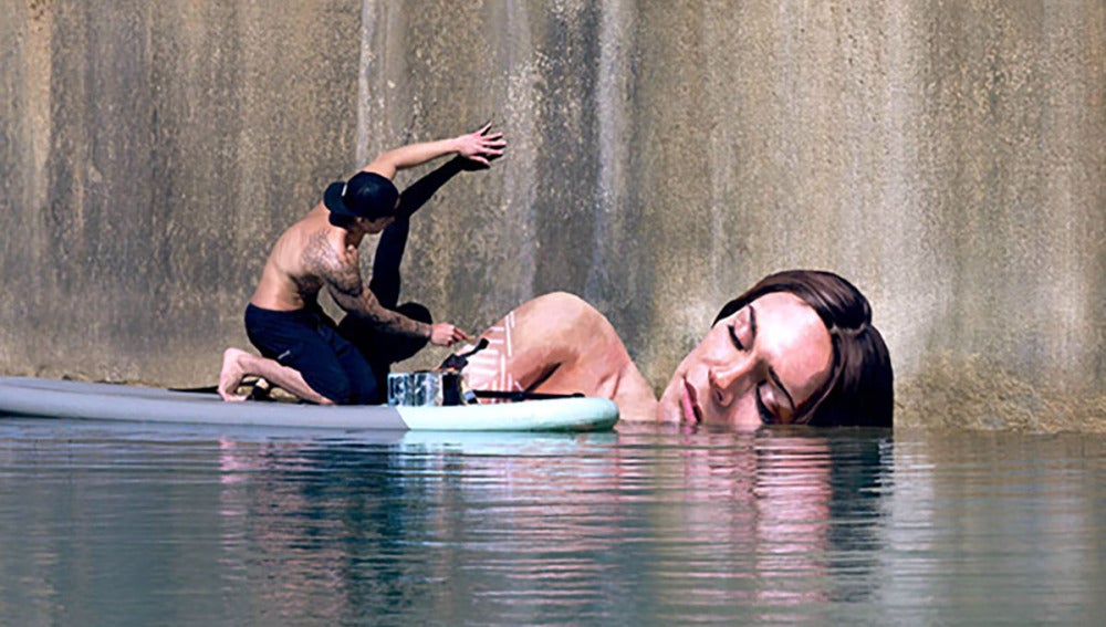 Pinturas de mujeres emergiendo del agua