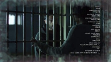 Emma acude a la cárcel a hablar con Álex