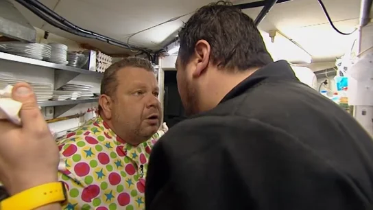 Chicote discute con Walter, cocinero de La Taberneta Chicote discute con Walter, cocinero de La Taberneta