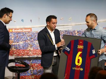 Xavi recibe un homenaje junto a Iniesta y Bartomeu Xavi recibe un homenaje junto a Iniesta y Bartomeu