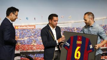 Xavi recibe un homenaje junto a Iniesta y Bartomeu