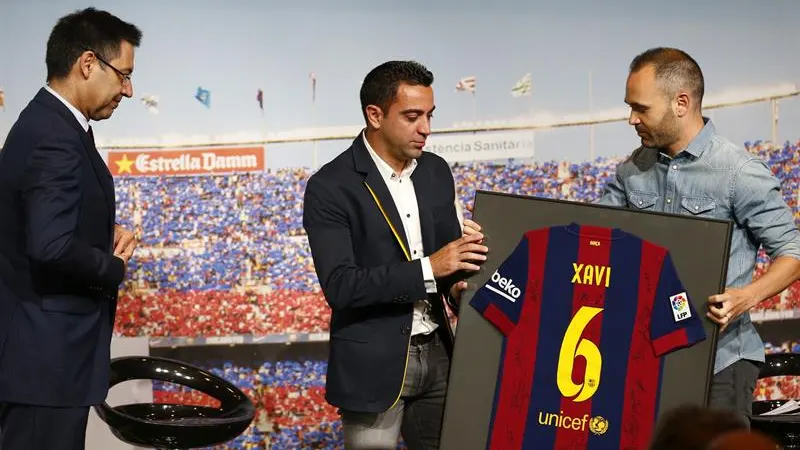 Xavi recibe un homenaje junto a Iniesta y Bartomeu