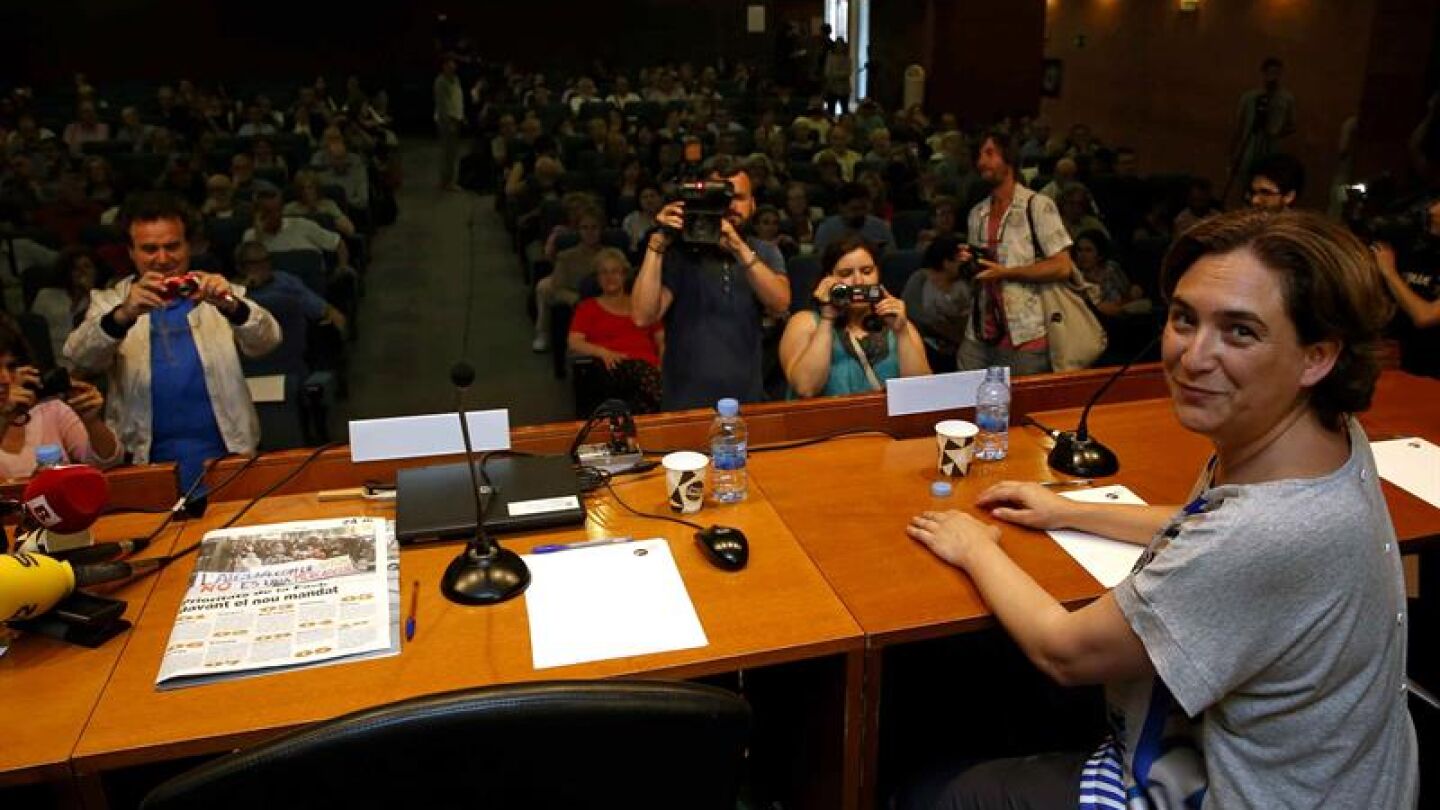 Ada Colau se re&uacute;ne con vecinos de Barcelona