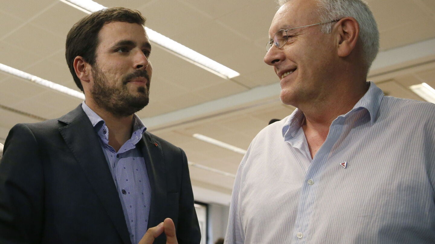 El candidato de IU a la presidencia del gobierno, Alberto Garz&oacute;n, conversa con el coordinador general de IU, Cayo Lara