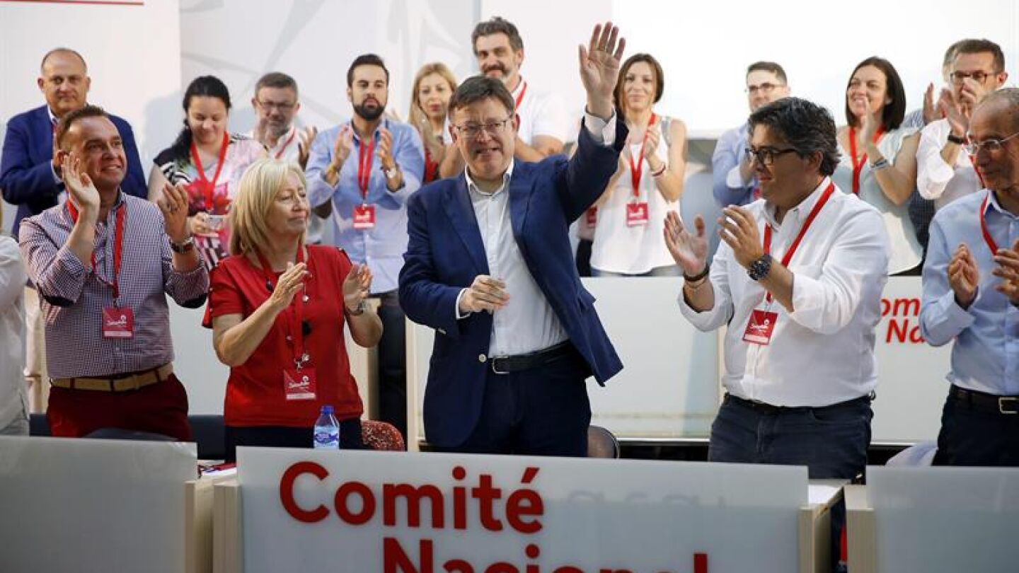  Ximo Puig,aplaudido tras su intervenci&oacute;n en el Comit&eacute; Nacional del partido