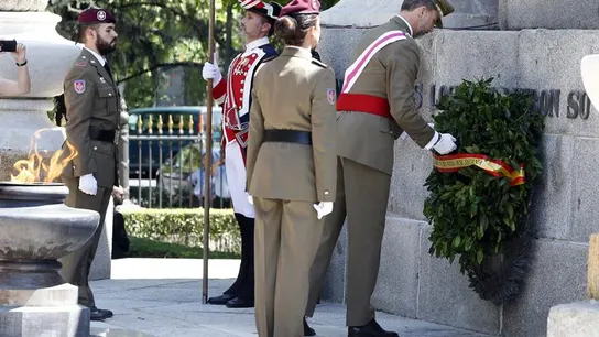 El rey realiza la ofrenda floral ante el Monumento a los Caídos El rey realiza la ofrenda floral ante el Monumento a los Caídos