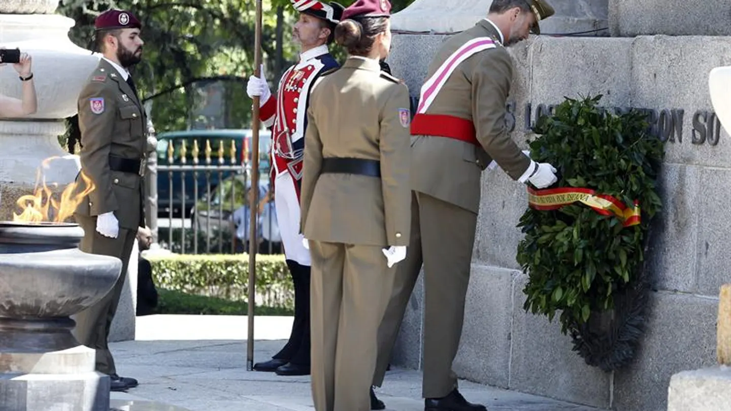 El rey realiza la ofrenda floral ante el Monumento a los Caídos El rey realiza la ofrenda floral ante el Monumento a los Caídos