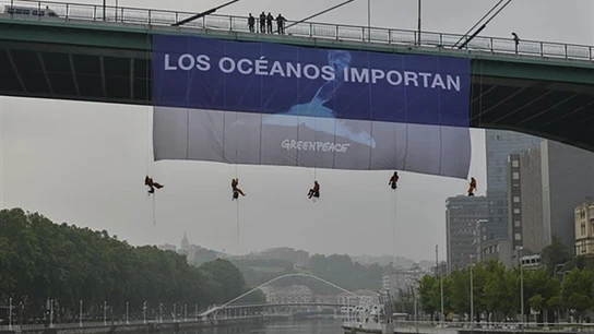 Greenpeace descuelga la pancarta en Bilbao Greenpeace descuelga la pancarta en Bilbao