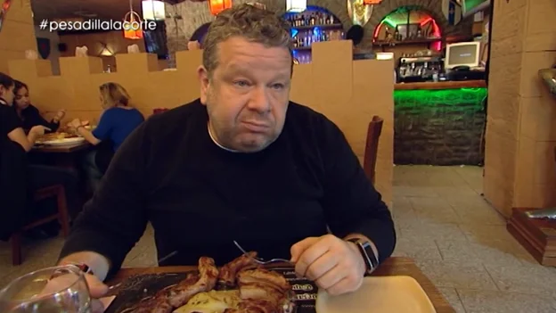 Alberto Chicote prueba la parrillada de carne