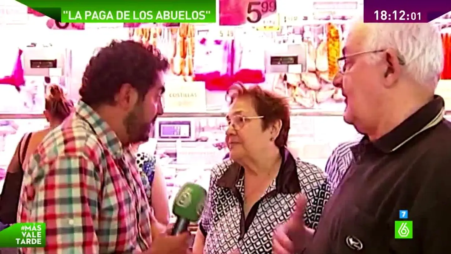 Una pareja mayor en el mercado Una pareja mayor en el mercado