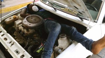 Inmigrante en el interior del motor de un coche (Archivo)