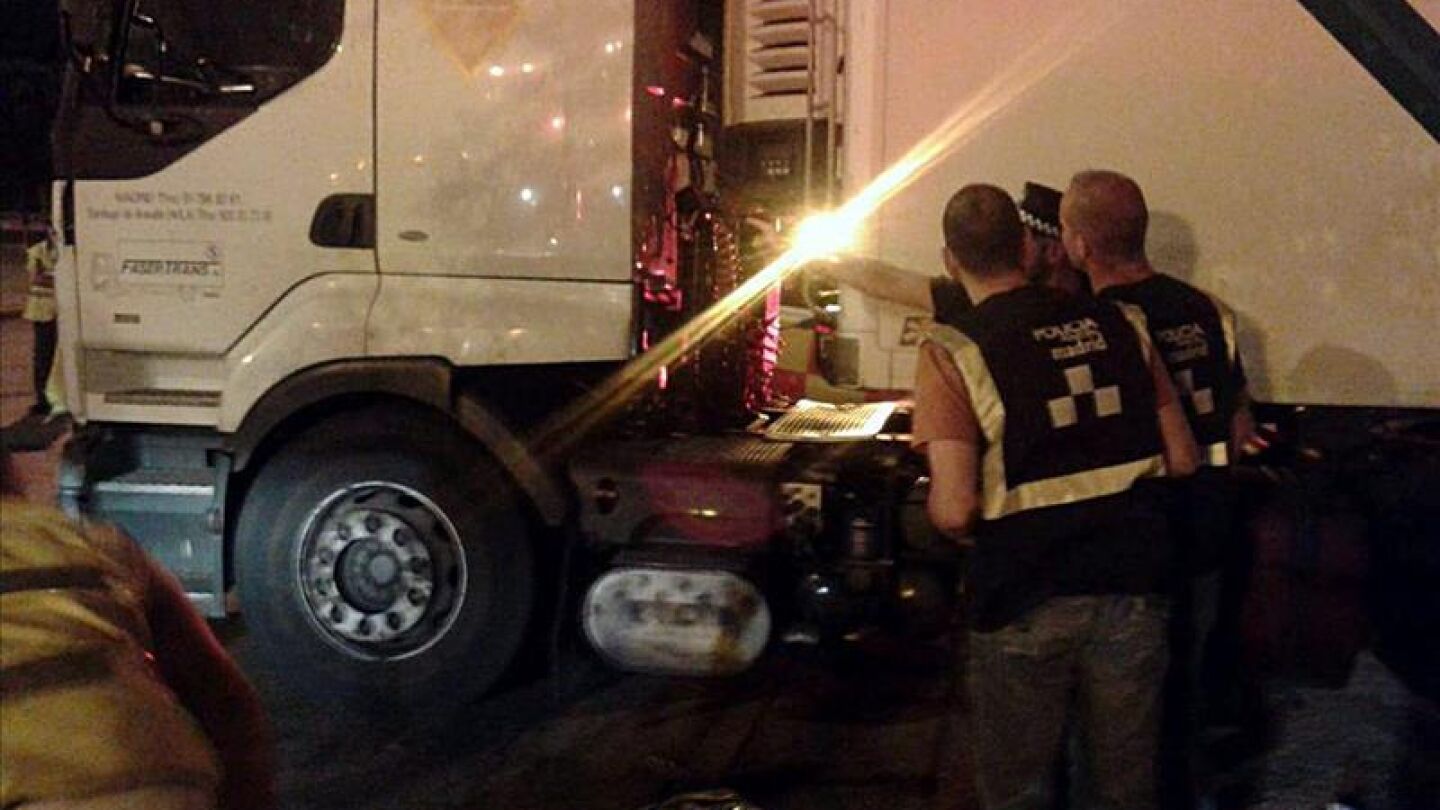 Agentes de la Polic&iacute;a Municipal inspeccionan el cami&oacute;n