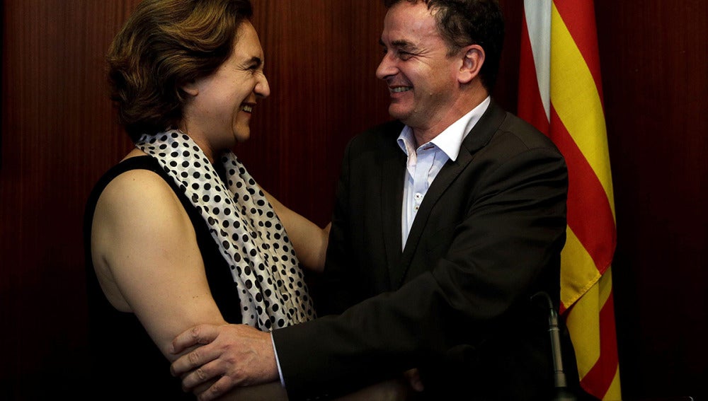 Futura alcaldesa de Barcelona, Ada Colau, y el candidato de ERC, Alfred Bosch