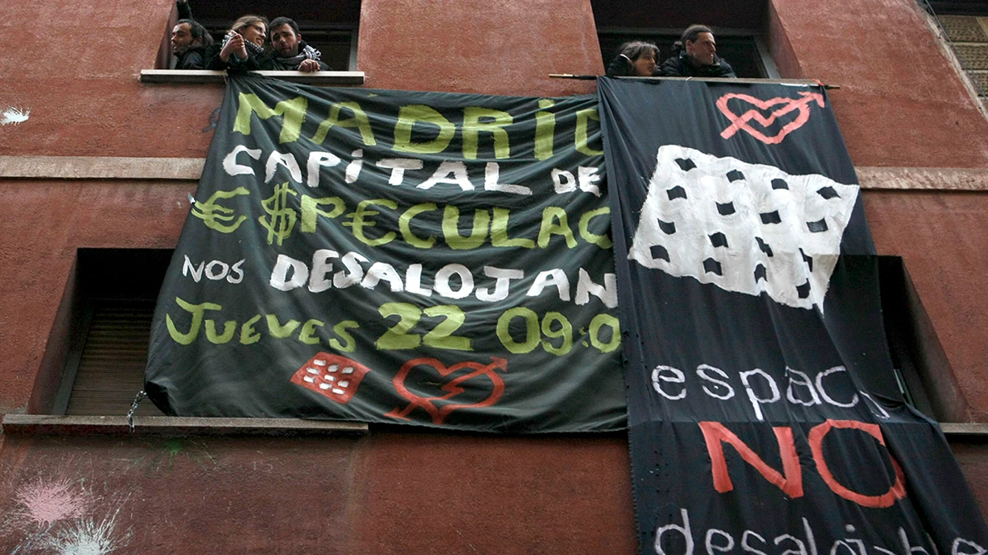 Pancarta sobre la fachada del edificio del Patio Maravillas Pancarta sobre la fachada del edificio del Patio Maravillas