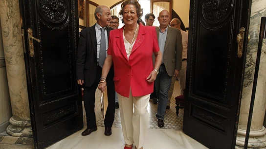 La alcaldesa de Valencia en funciones, Rita Barberá, saliendo de su despacho. La alcaldesa de Valencia en funciones, Rita Barberá, saliendo de su despacho.