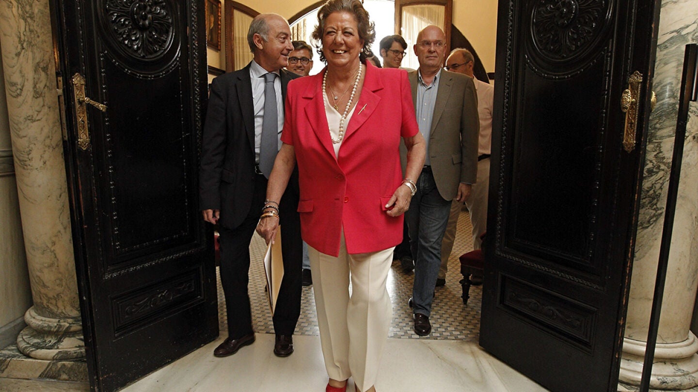  La alcaldesa de Valencia en funciones, Rita Barber&aacute;, saliendo de su despacho.