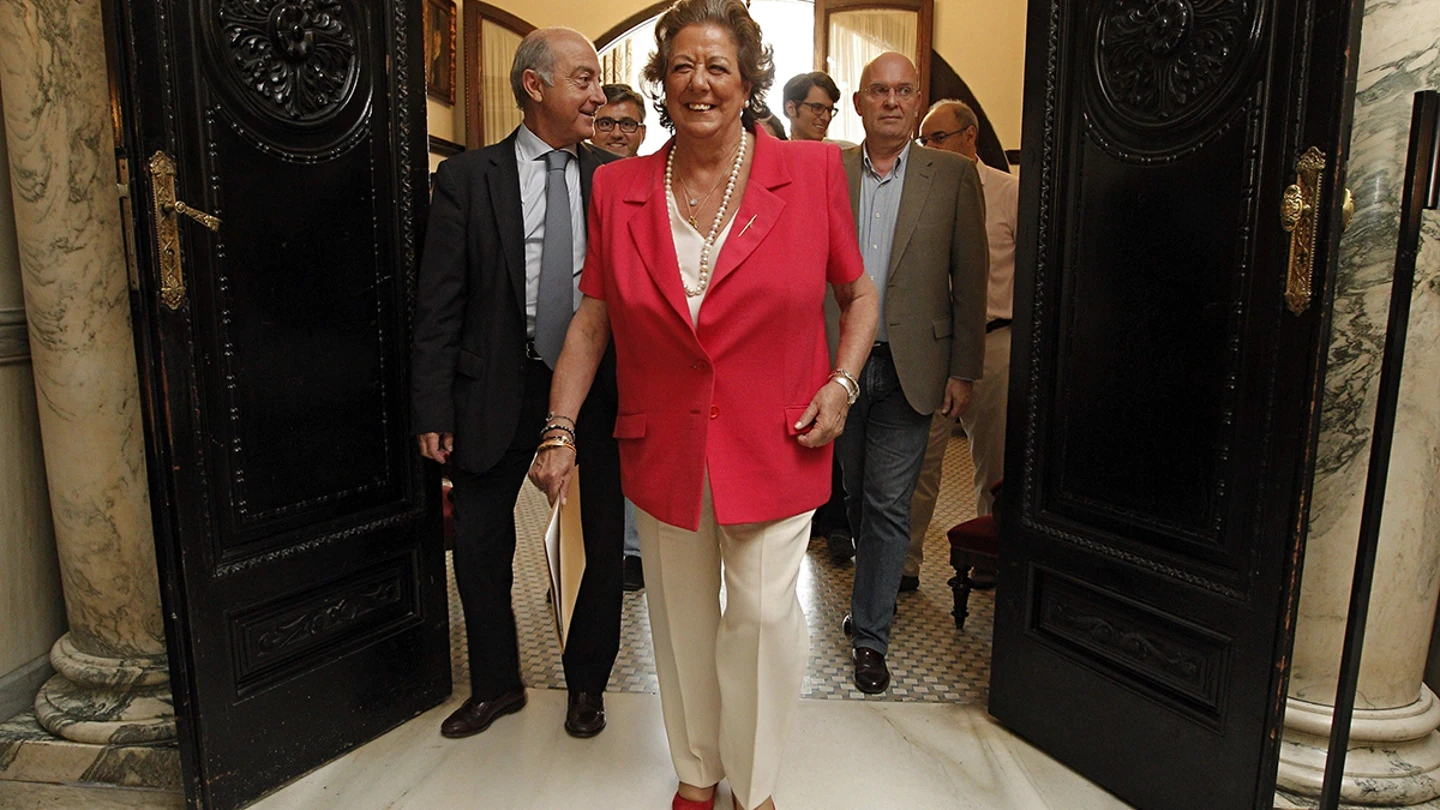 La alcaldesa de Valencia en funciones, Rita Barberá, saliendo de su despacho. La alcaldesa de Valencia en funciones, Rita Barberá, saliendo de su despacho.
