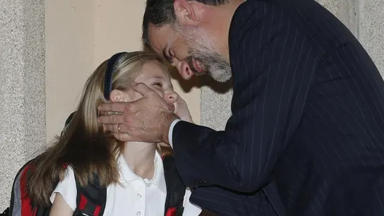 El Rey en un gesto cariñoso con su hija El Rey en un gesto cariñoso con su hija