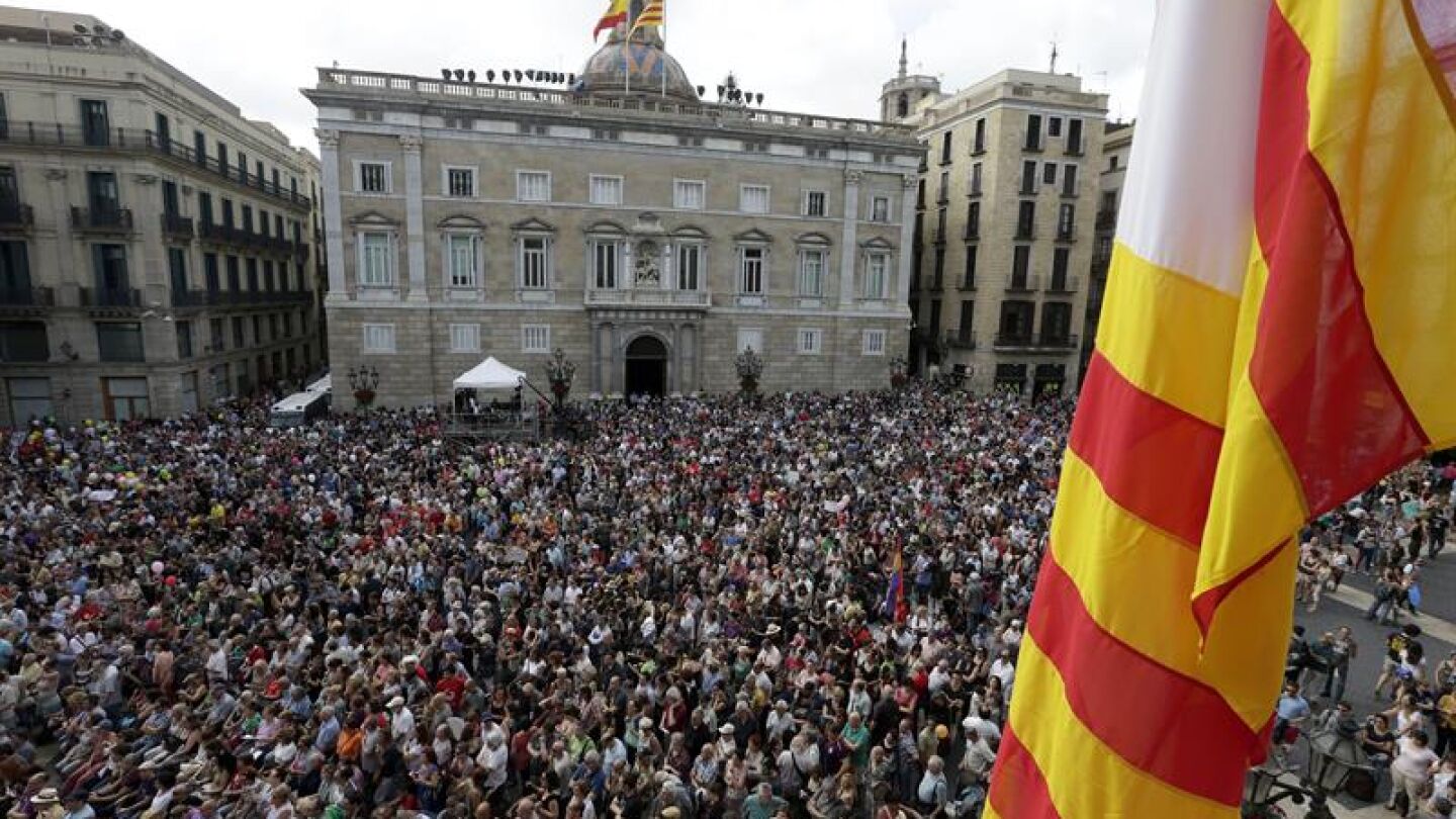 Miles de personas, en la plaza de Sant Jaume