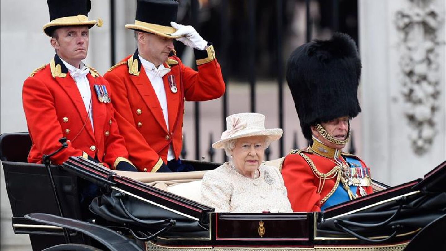 La reina Isabel II celebra su 89 cumplea&ntilde;os con un desfile militar en Londres