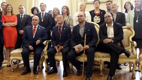 El nuevo alcalde de Santiago, Marti&ntilde;o Noriega junto al ex alcalde, Agust&iacute;n Hern&aacute;ndez.