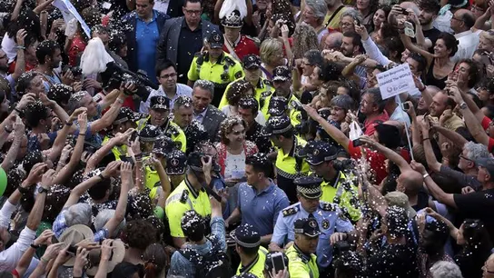 La nueva alcaldesa de Barcelona, Ada Colau , regada de confeti La nueva alcaldesa de Barcelona, Ada Colau , regada de confeti