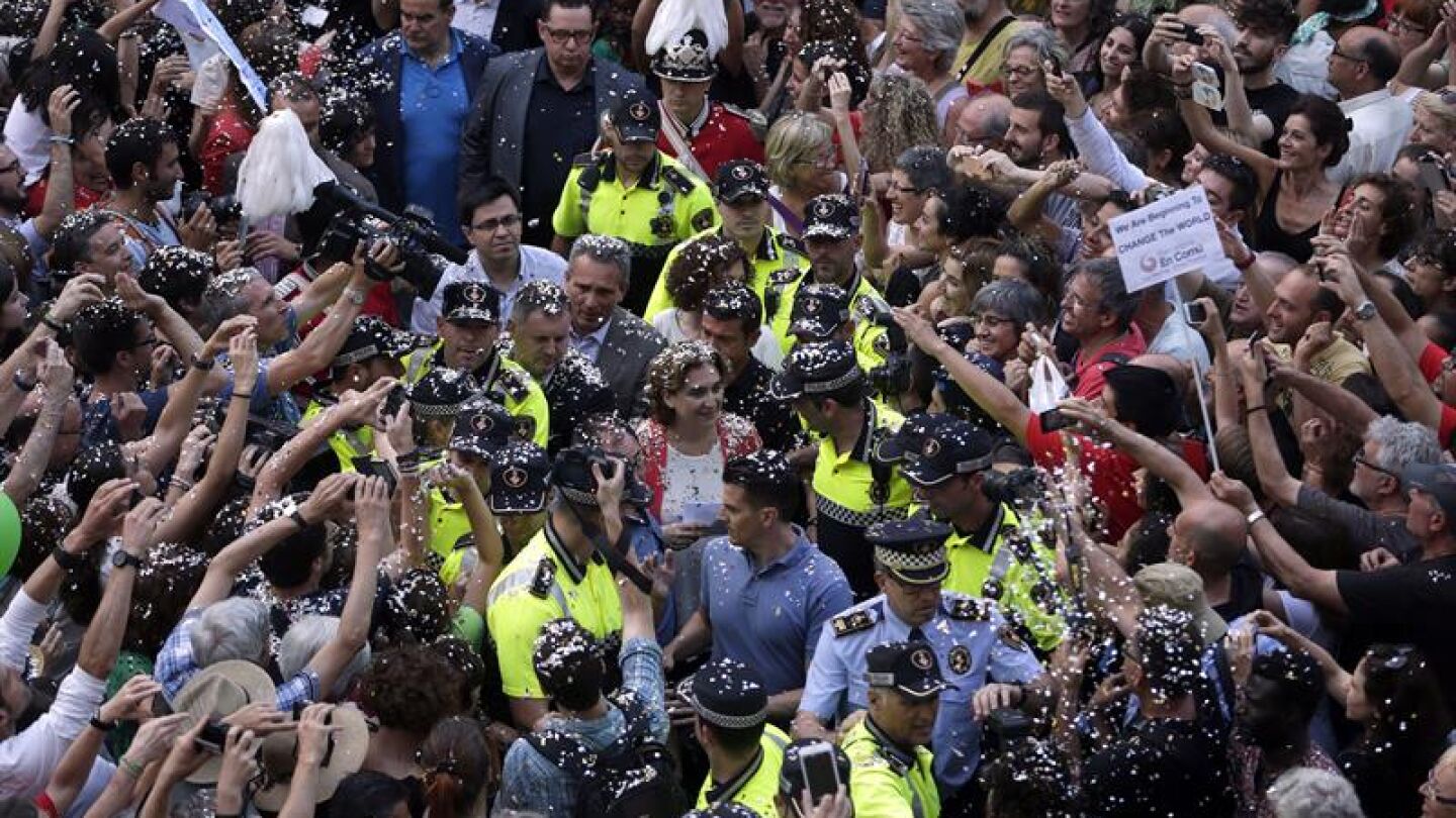  La nueva alcaldesa de Barcelona, Ada Colau , regada de confeti 