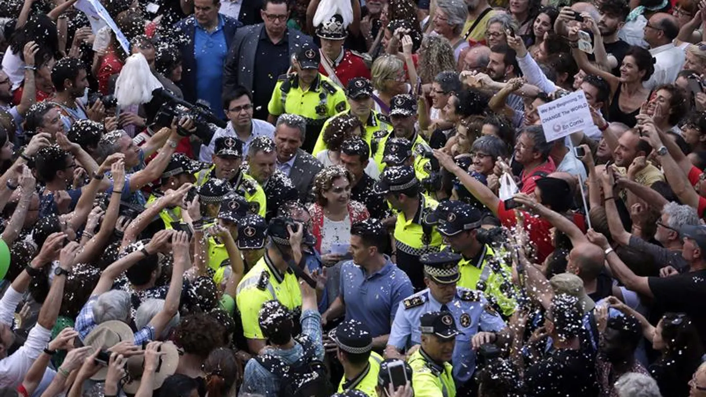 La nueva alcaldesa de Barcelona, Ada Colau , regada de confeti La nueva alcaldesa de Barcelona, Ada Colau , regada de confeti