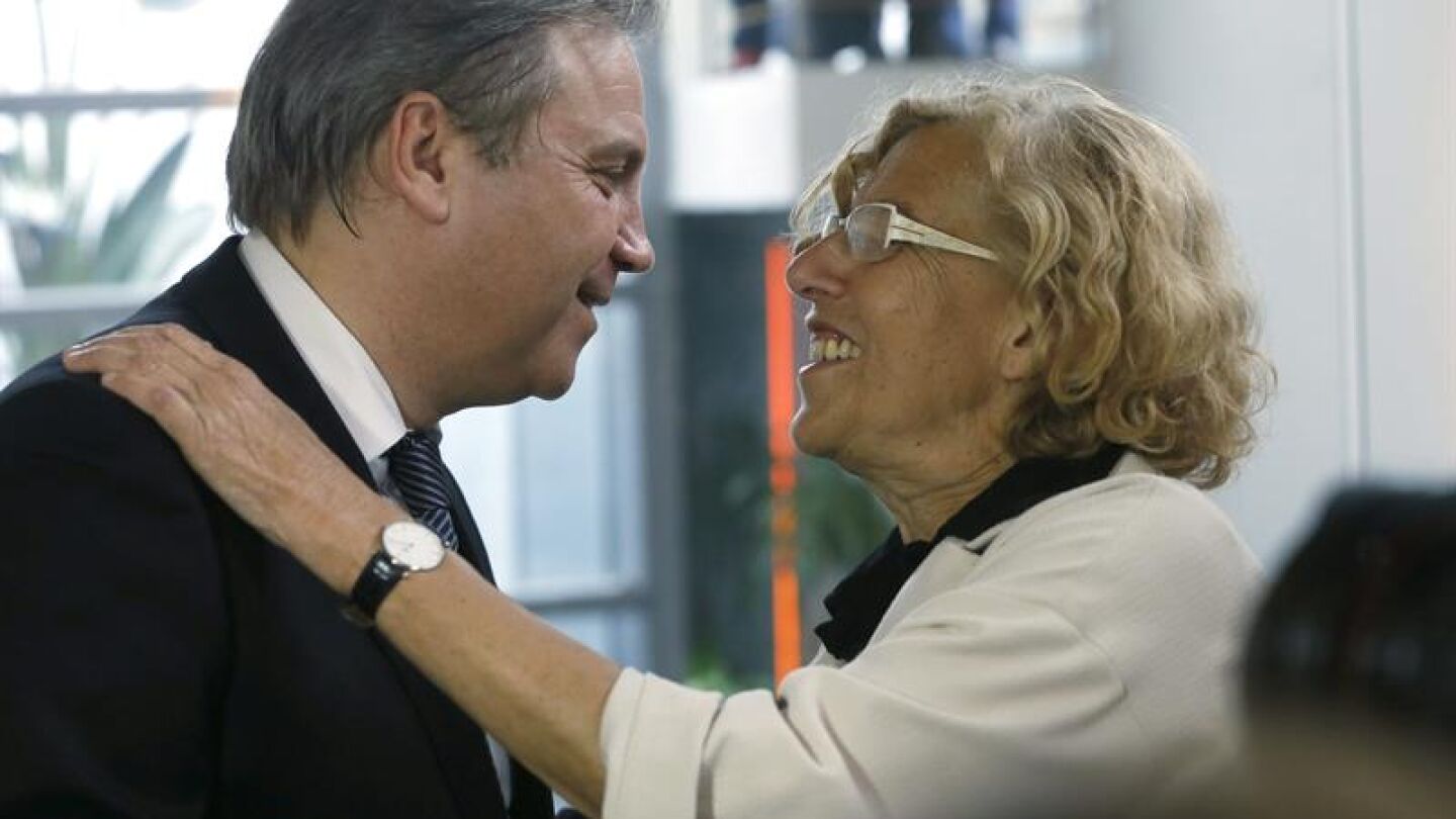 Manuela Carmena, junto al candidato municipal del PSOE, Antonio Miguel Carmona