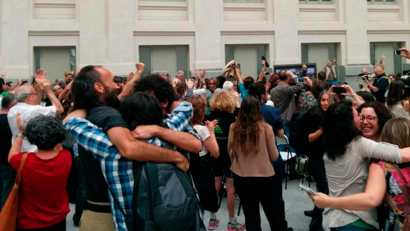 Madrile&ntilde;os celebrando la investidura de Manuela Carmena