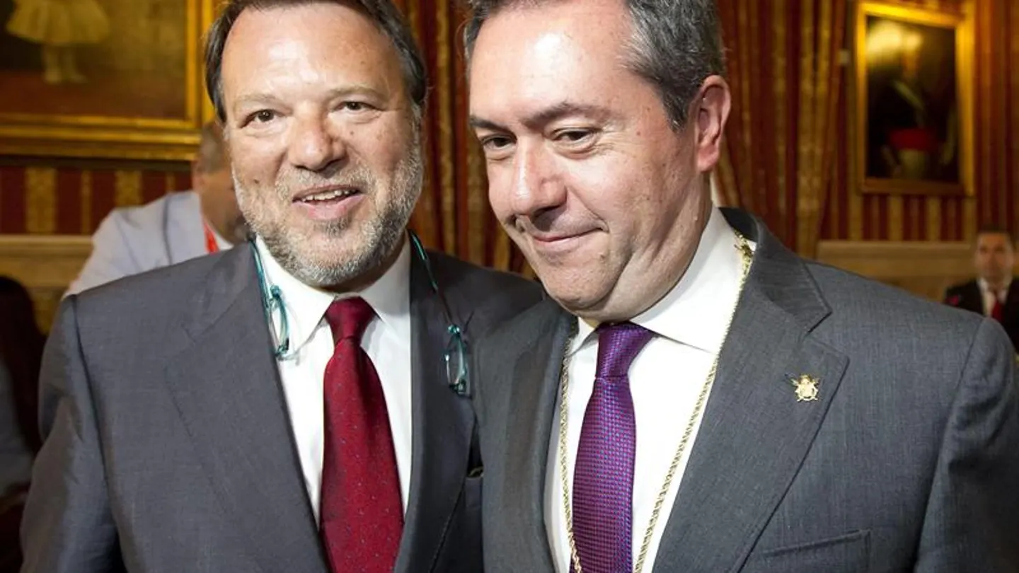 El socialista Juan Espadas recibe la felicitación del exalcalde de Sevilla,el también socialista Alfredo Sánchez Monteseirin tras ser proclamado alcalde. El socialista Juan Espadas recibe la felicitación del exalcalde de Sevilla,el también socialista Alfredo Sánchez Monteseirin tras ser proclamado alcalde.