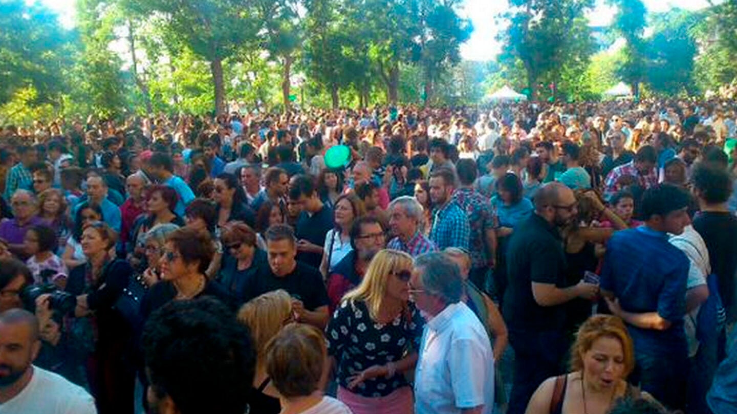 Madrile&ntilde;os celebrando la investidura de Manuela Carmena en las Vistillas