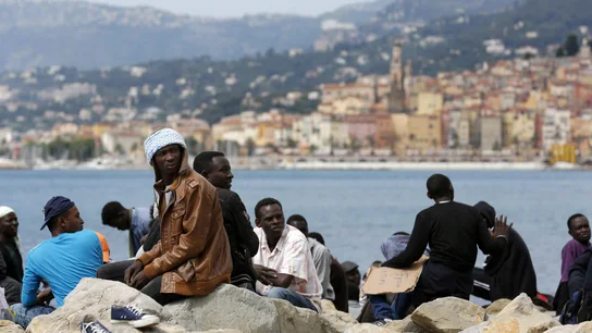 Inmigrantes esperan en la frontera franco-italiana Inmigrantes esperan en la frontera franco-italiana