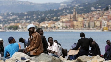 Inmigrantes esperan en la frontera franco-italiana