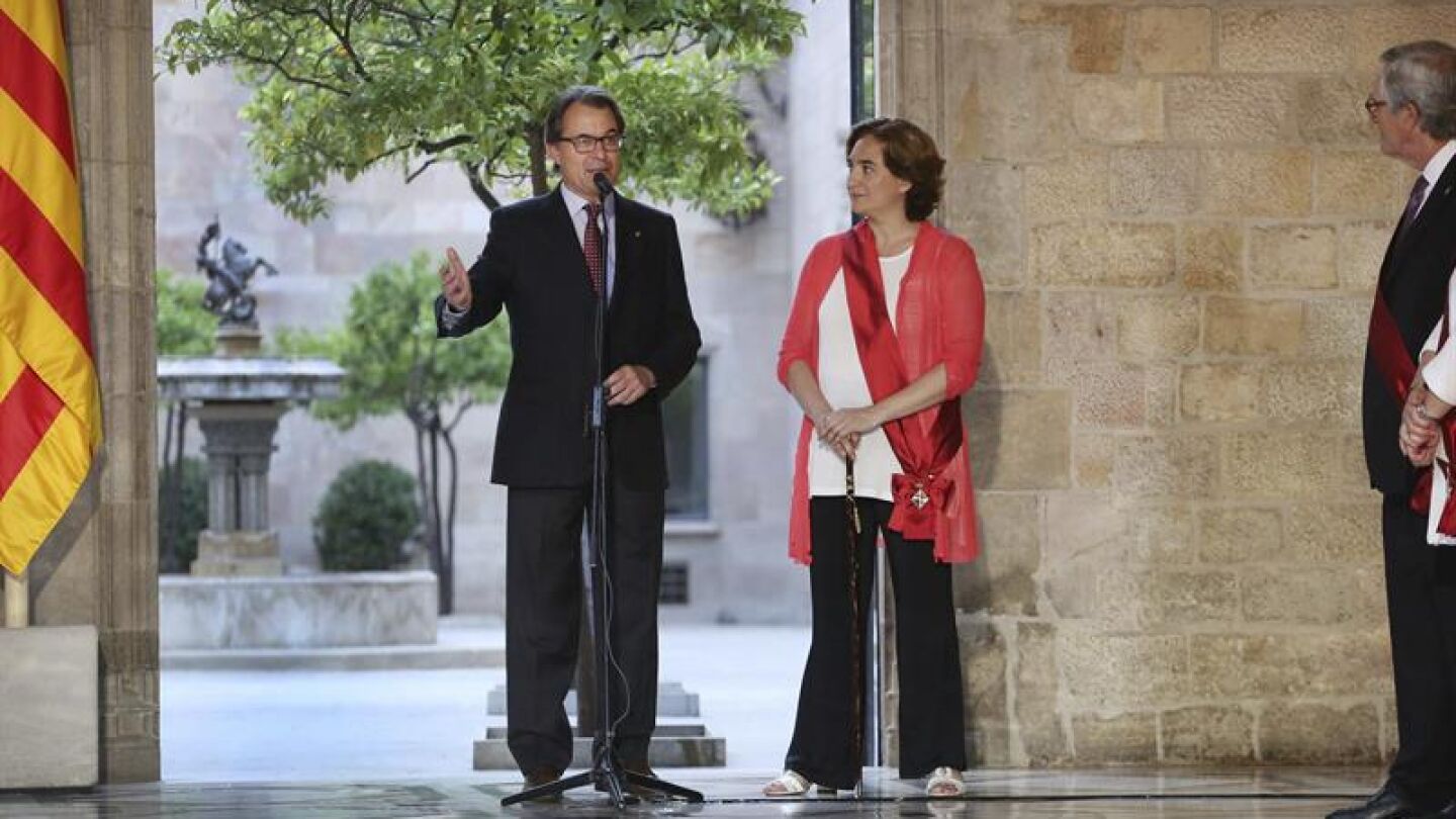 Artur Mas y la nueva alcaldesa de Barcelona, Ada Colau tras tomar posesi&oacute;n de su cargo.