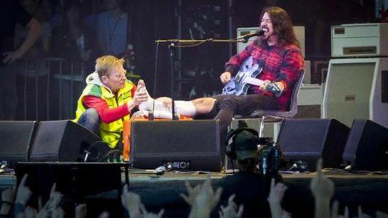 El cantante de Foo Fighters se rompe la pierna al caer del escenario pero sigue tocando El cantante de Foo Fighters se rompe la pierna al caer del escenario pero sigue tocando