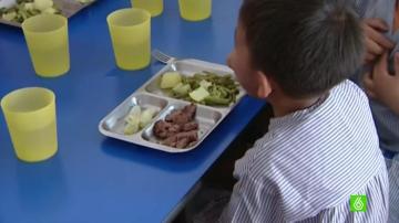 Un niño en un comedor escolar