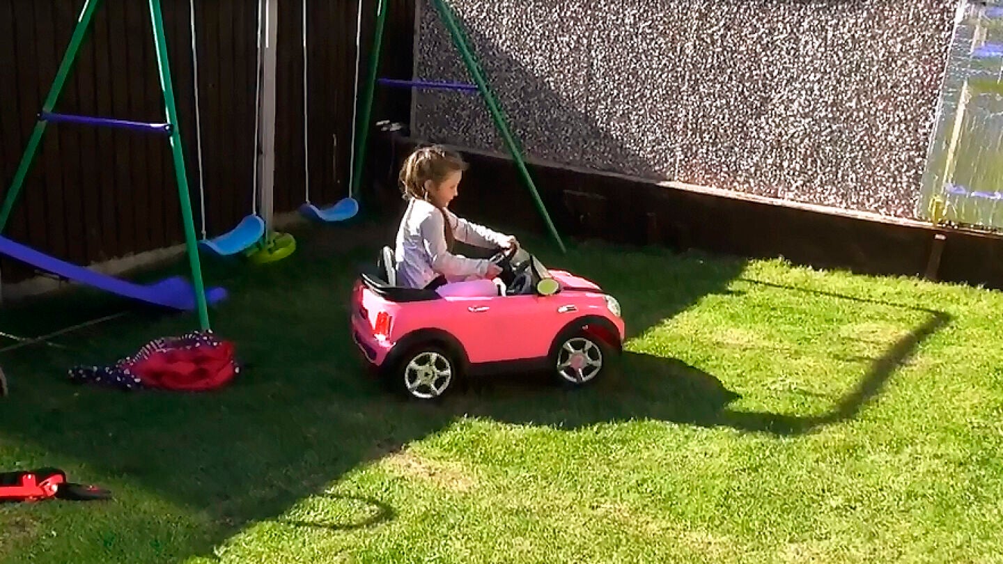 Un ni&ntilde;a conduce un Mini Cooper de juguete a todo gas