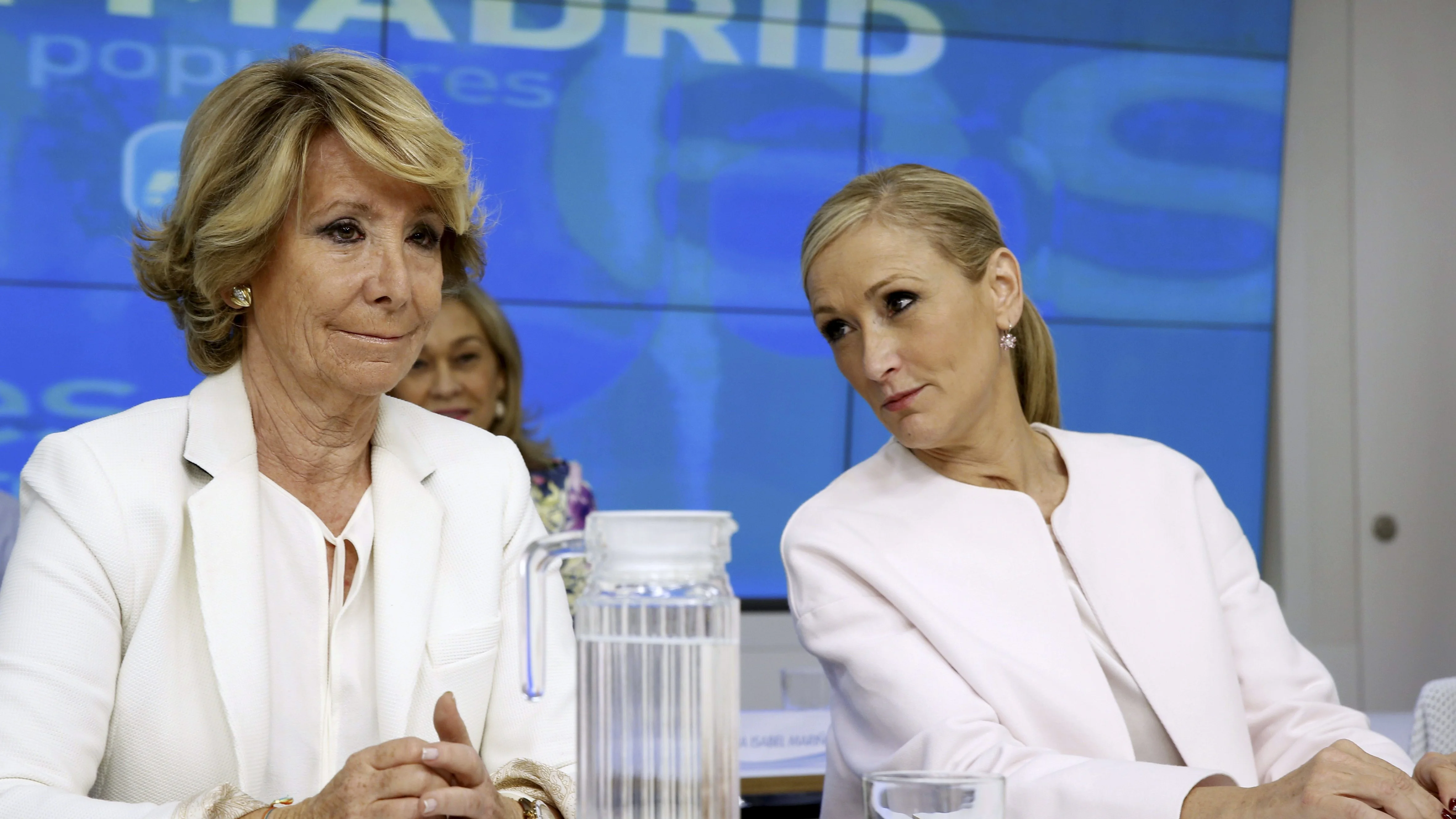 Esperanza Aguirre, tras convocar un congreso extraordinario, junto a Cristina Cifuentes