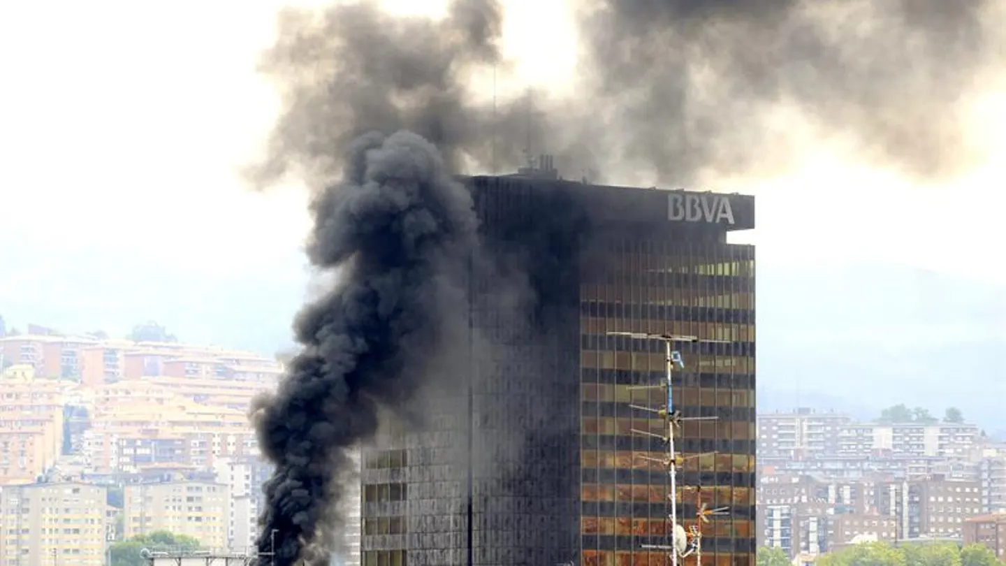 La gran columna de humo provocado por el incendio de 'El Corte Inglés' en Bilbao. La gran columna de humo provocado por el incendio de 'El Corte Inglés' en Bilbao.