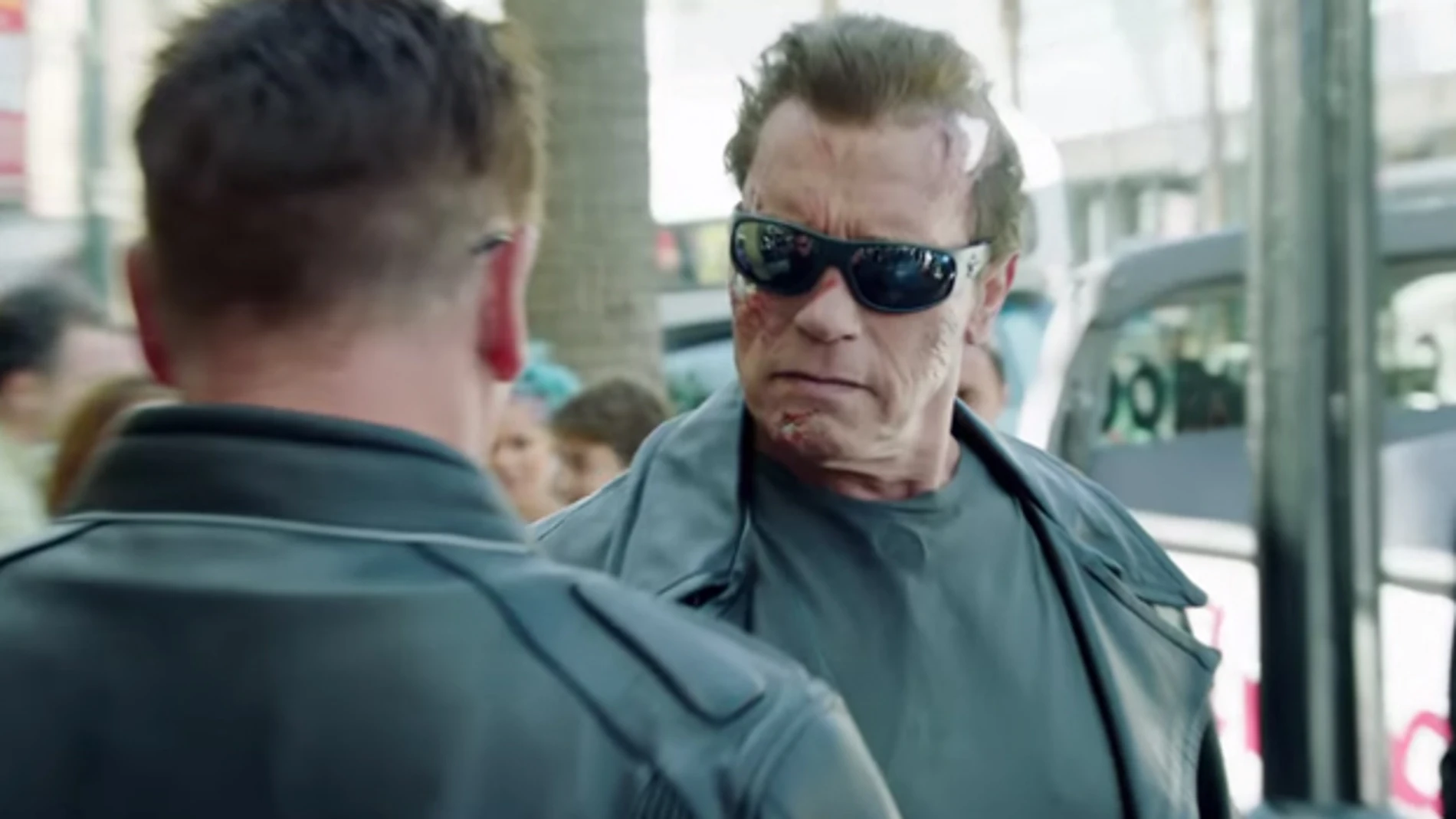 Arnold Schwarzenegger vestido de Terminator