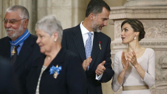 Felipe VI y Do&ntilde;a Letizia en la ceremonia de imposici&oacute;n de la medalla al m&eacute;rito civil