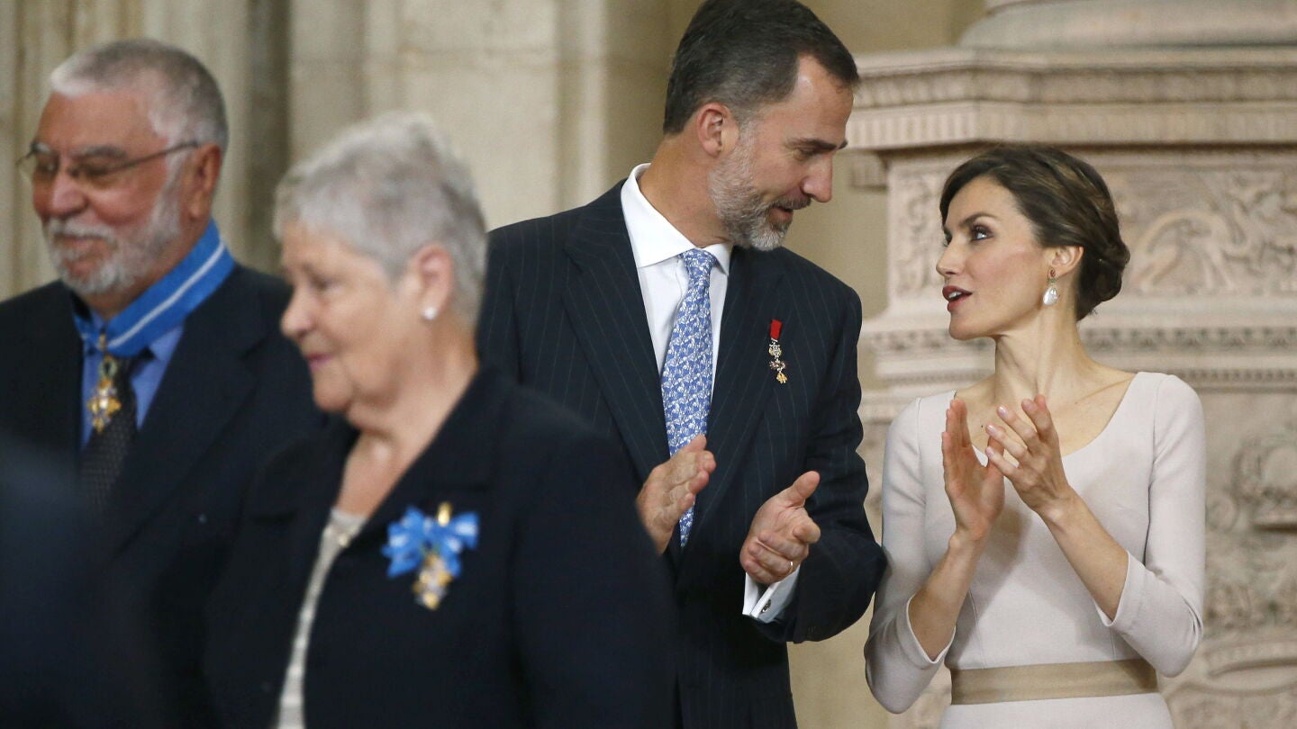 Felipe VI y Do&ntilde;a Letizia en la ceremonia de imposici&oacute;n de la medalla al m&eacute;rito civil